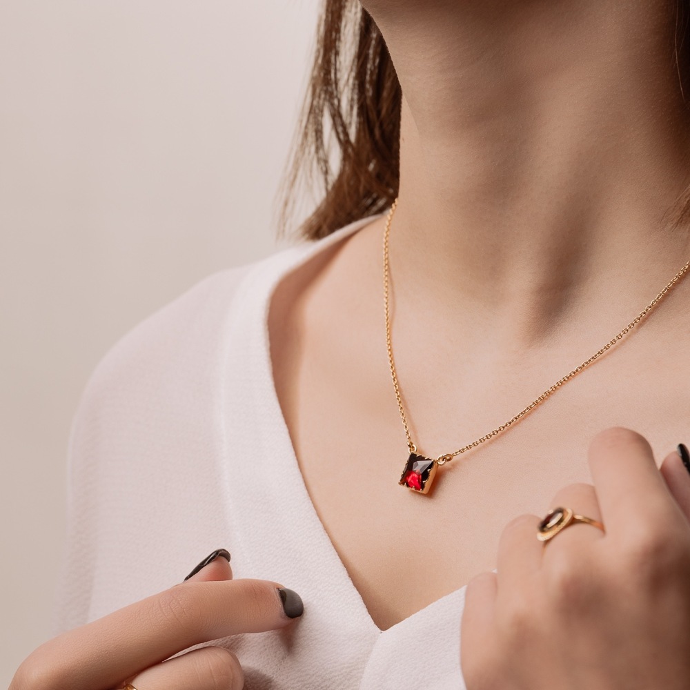 Collier Grenat Carré