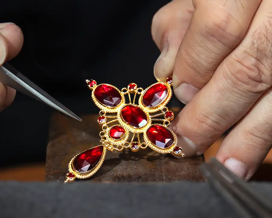 Création d'une croix Badine en Grenat